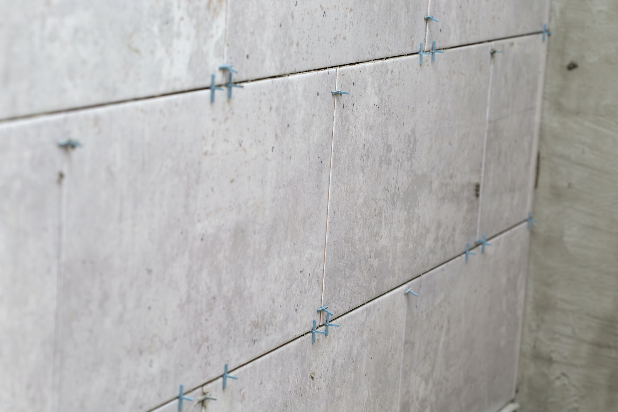 Tiles installation with spacers between ceramic tiles